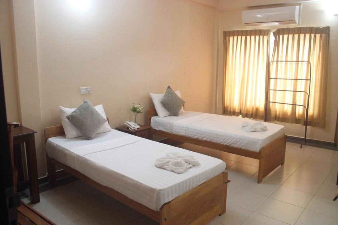Hotel Oviya Vavuniya Esterno foto
