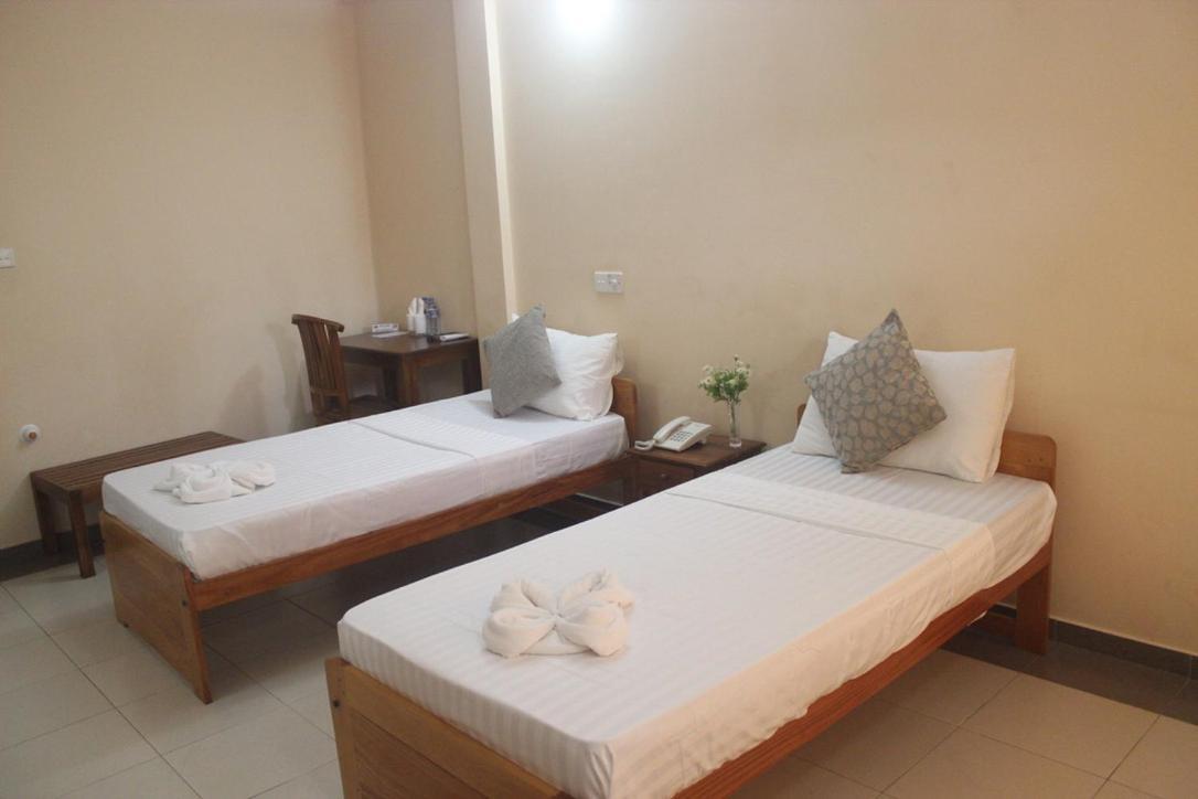 Hotel Oviya Vavuniya Esterno foto