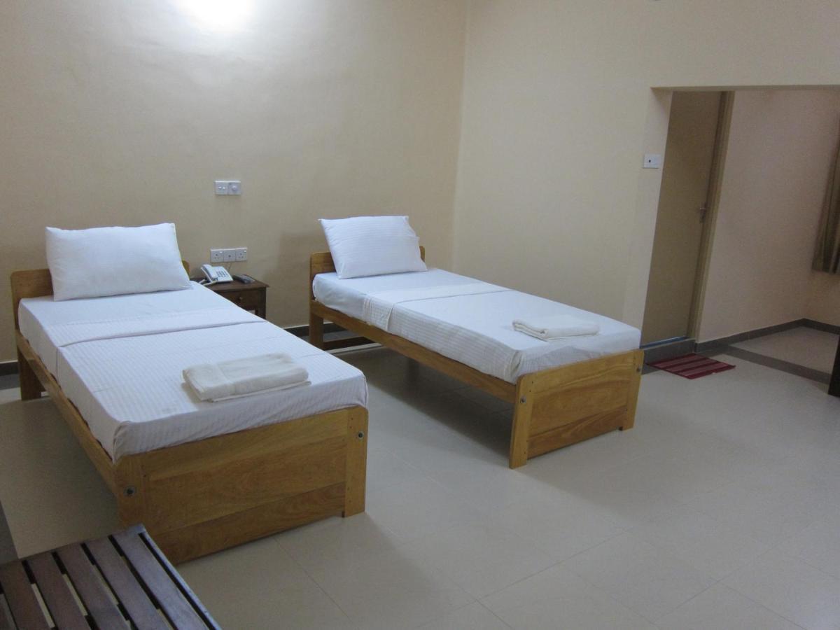 Hotel Oviya Vavuniya Esterno foto