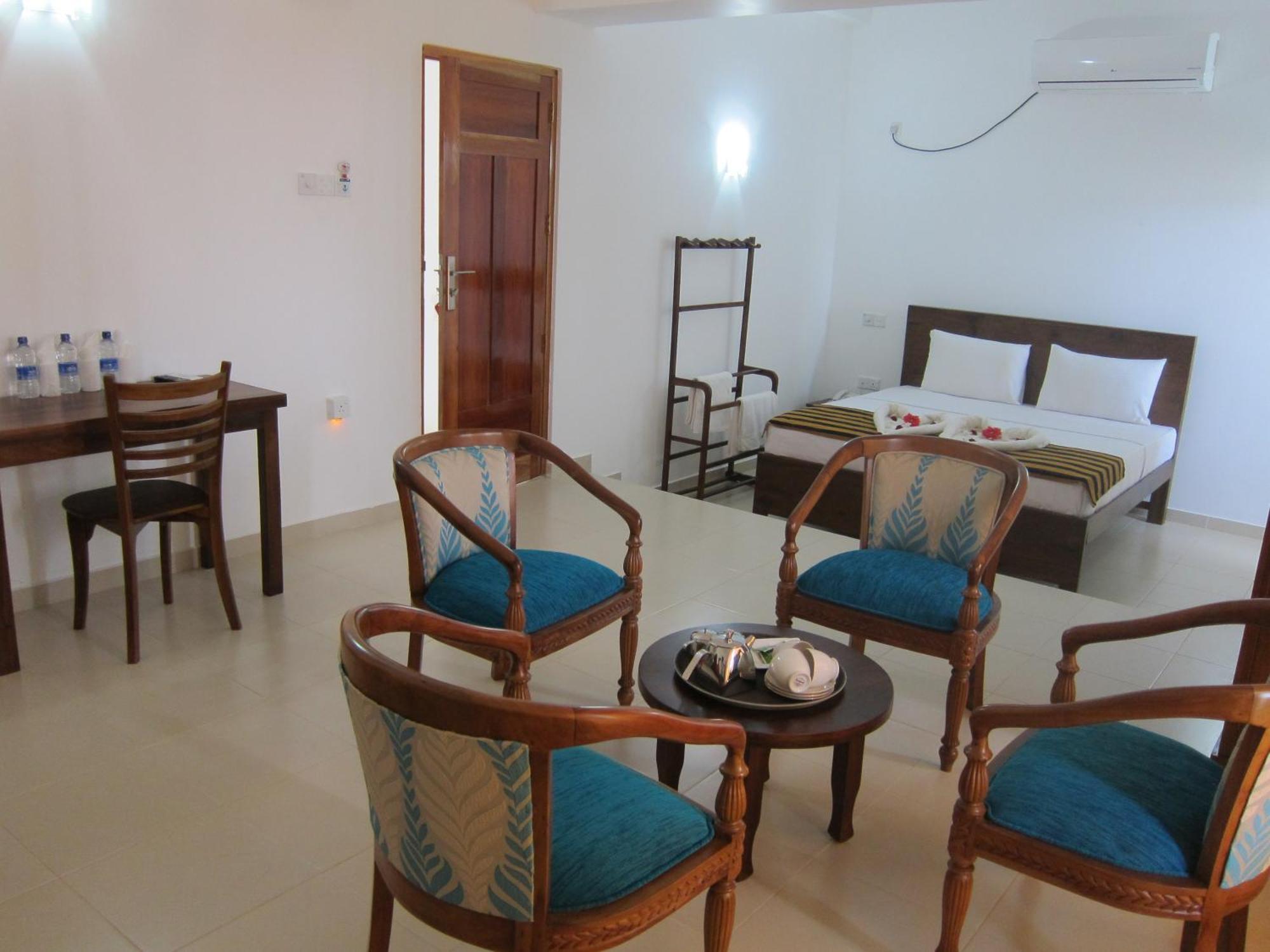 Hotel Oviya Vavuniya Esterno foto