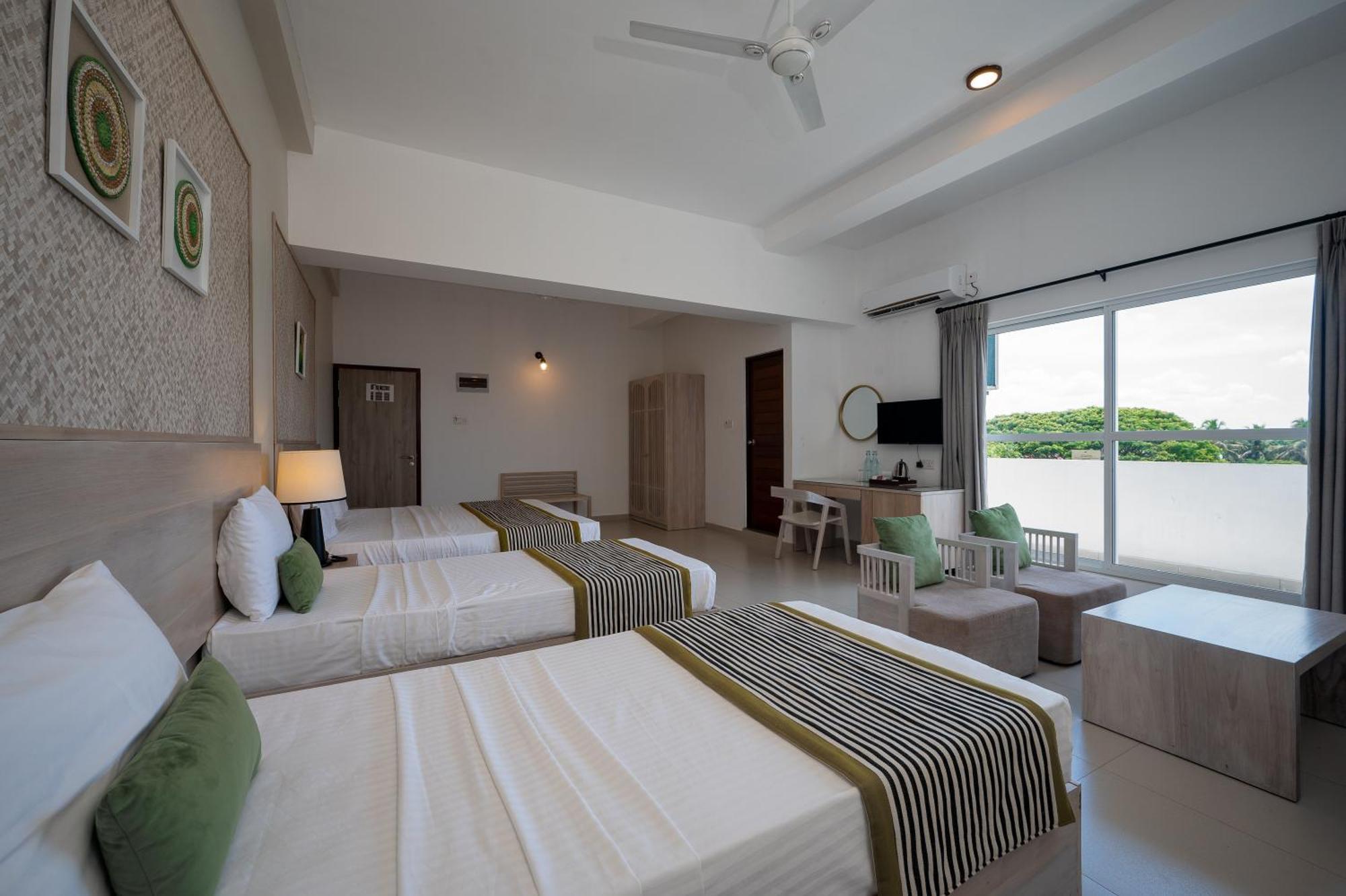 Hotel Oviya Vavuniya Esterno foto