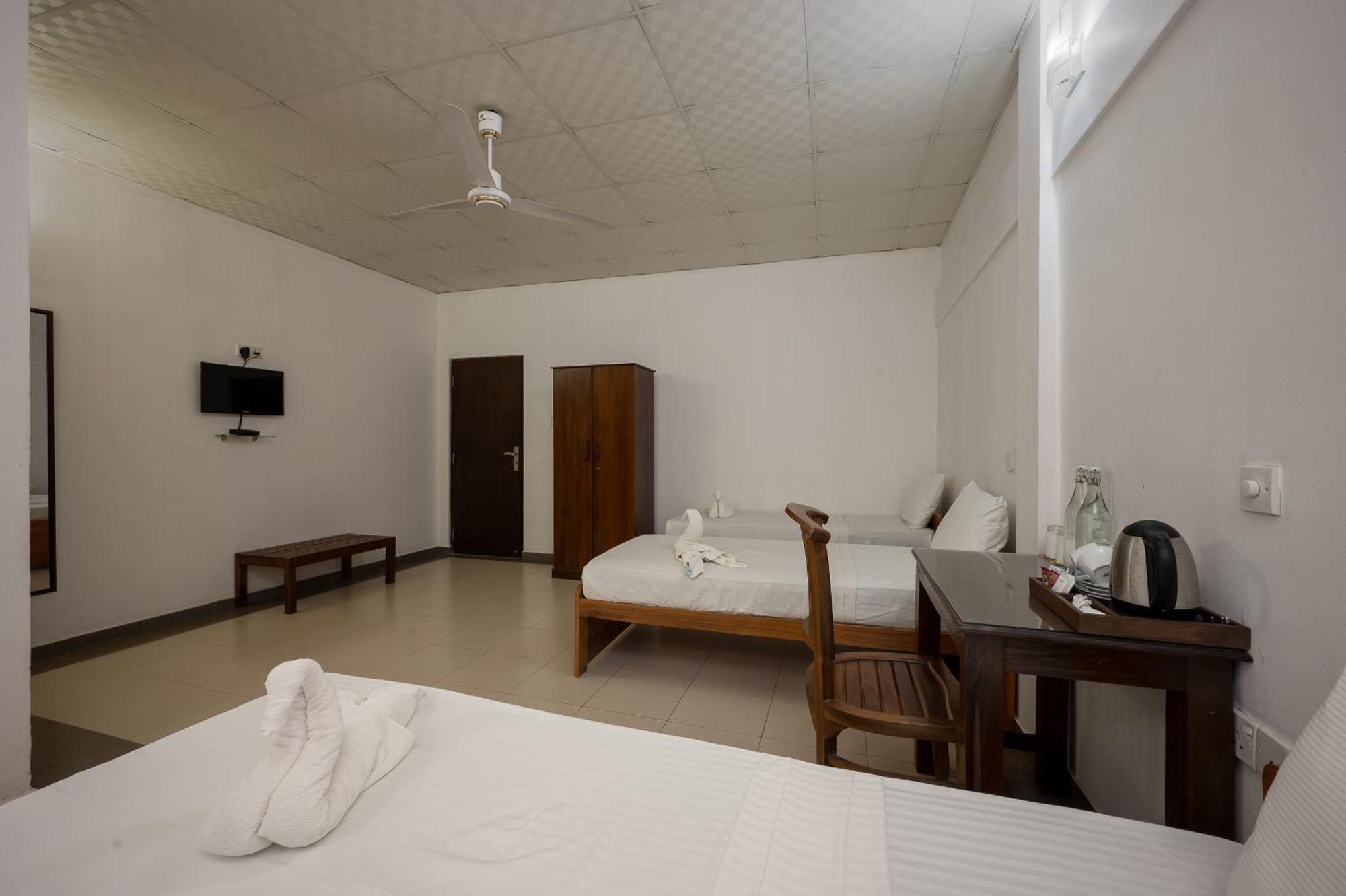 Hotel Oviya Vavuniya Esterno foto