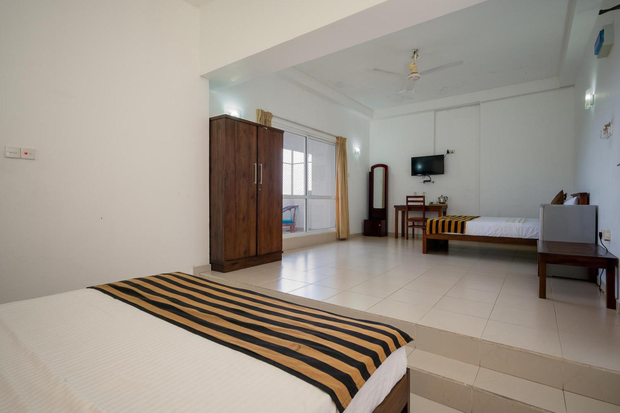 Hotel Oviya Vavuniya Esterno foto