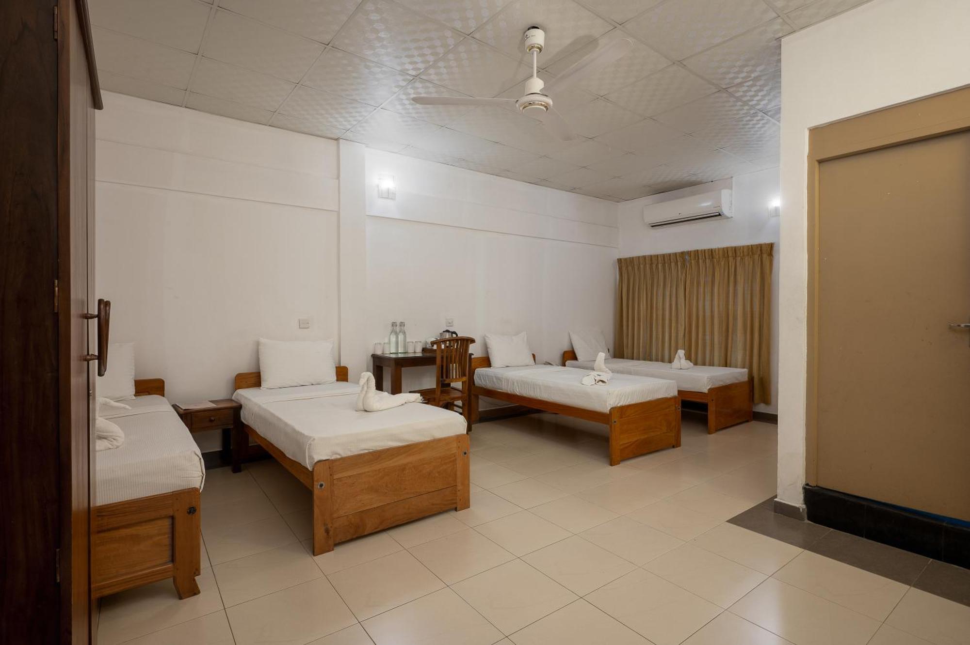 Hotel Oviya Vavuniya Esterno foto