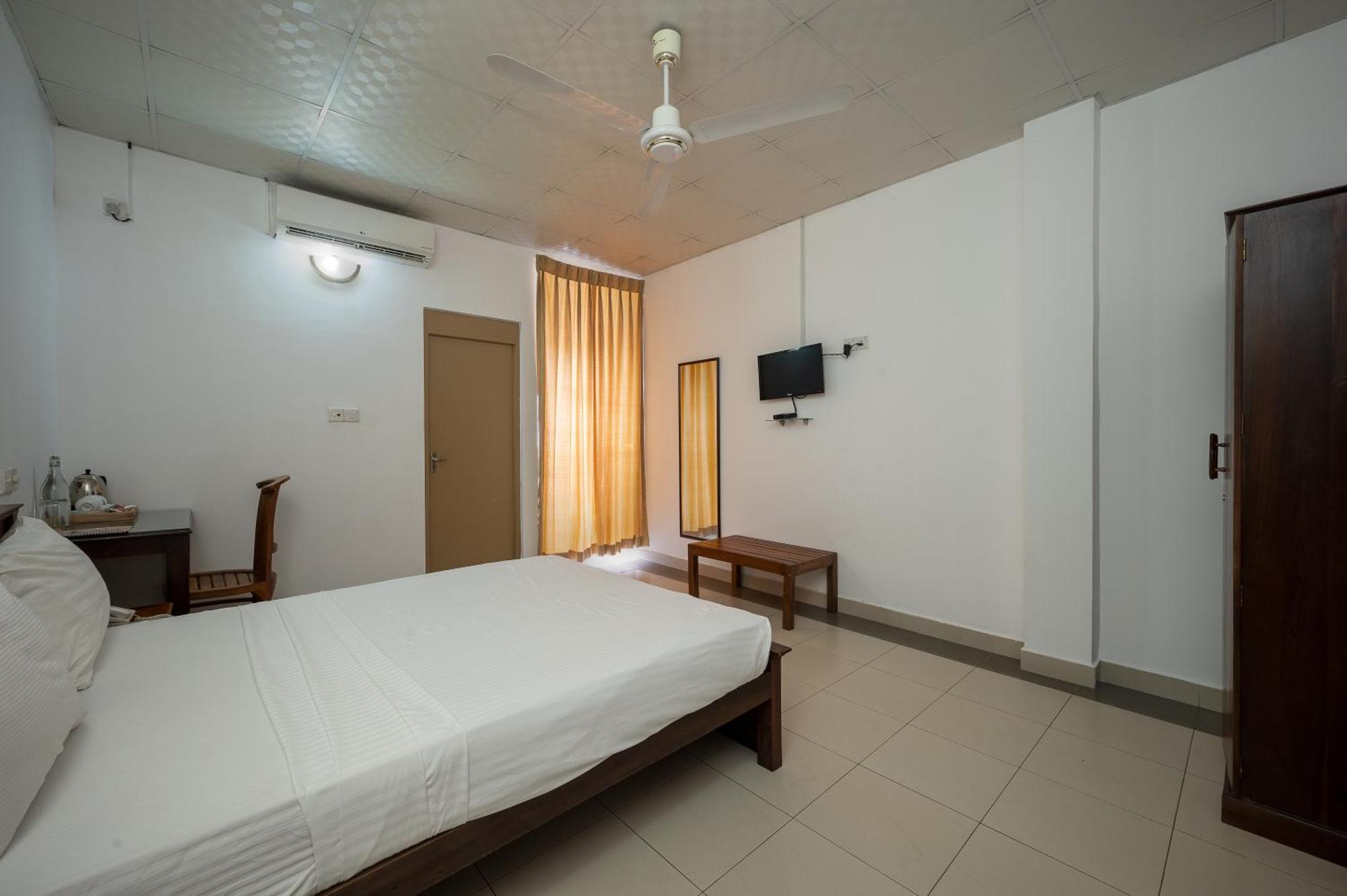Hotel Oviya Vavuniya Esterno foto