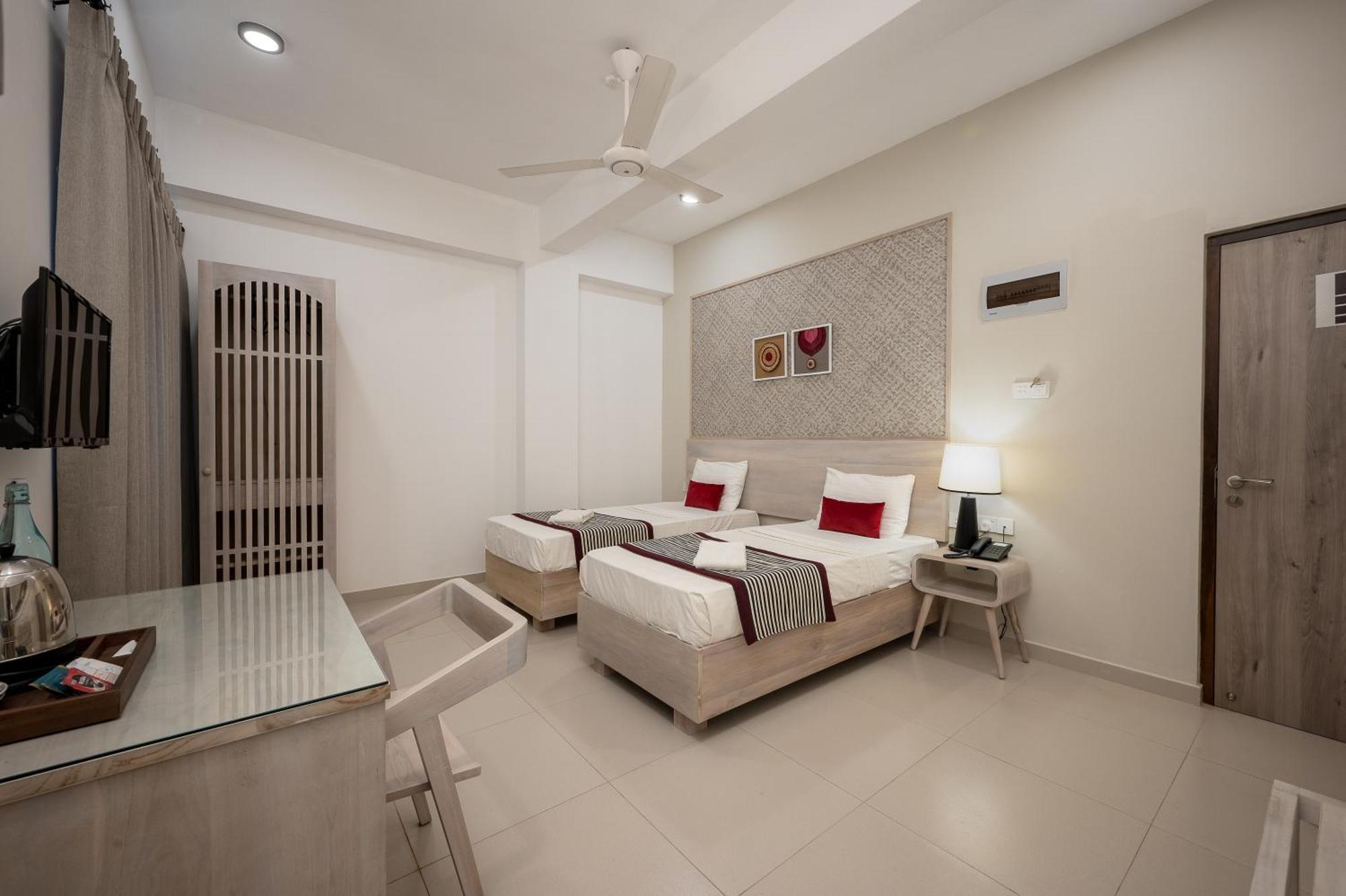 Hotel Oviya Vavuniya Esterno foto