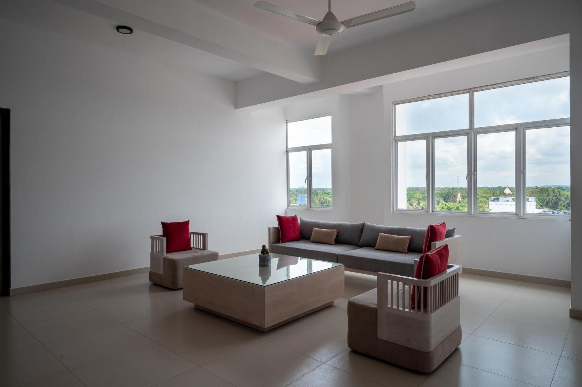Hotel Oviya Vavuniya Esterno foto