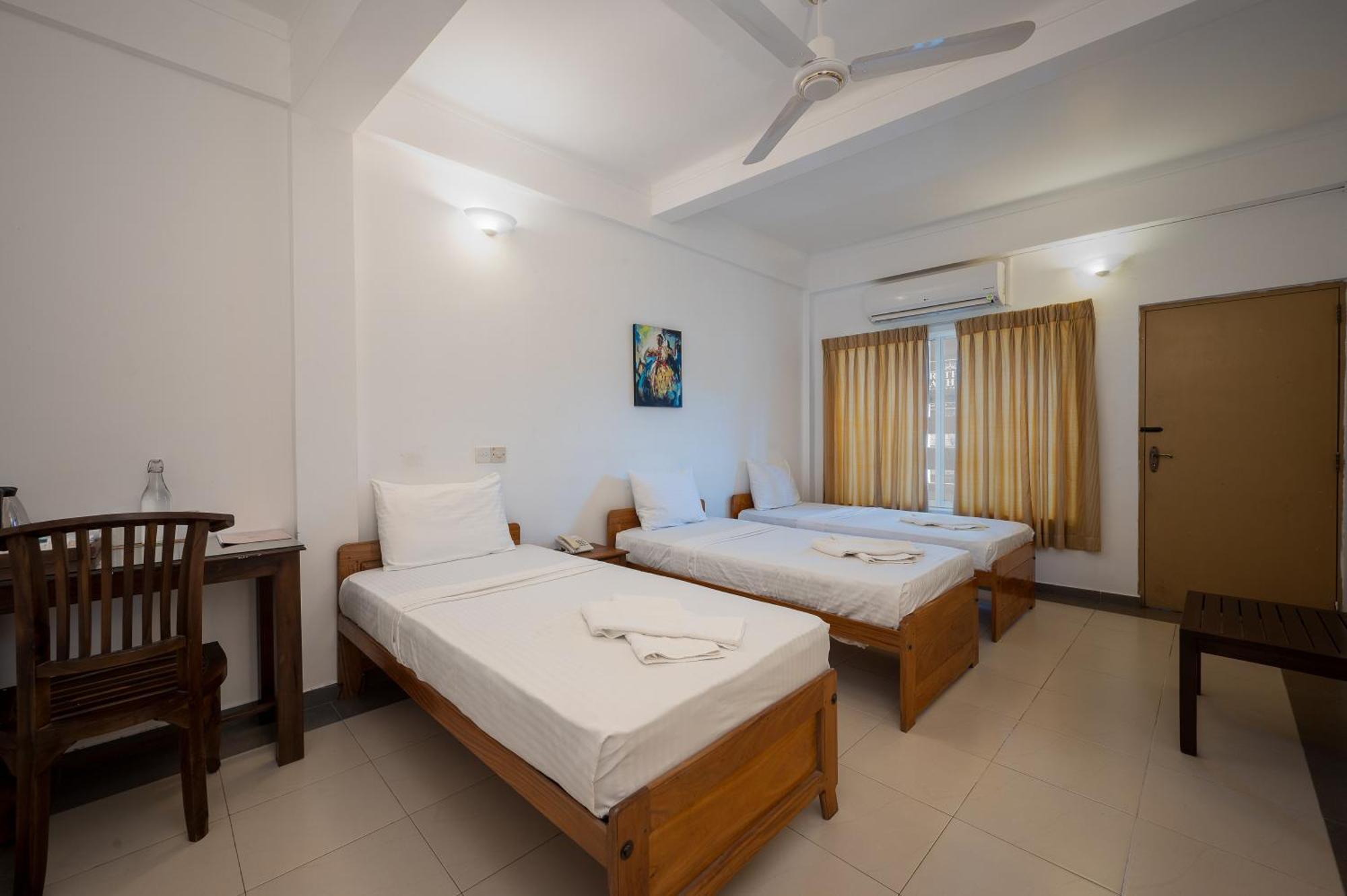 Hotel Oviya Vavuniya Esterno foto