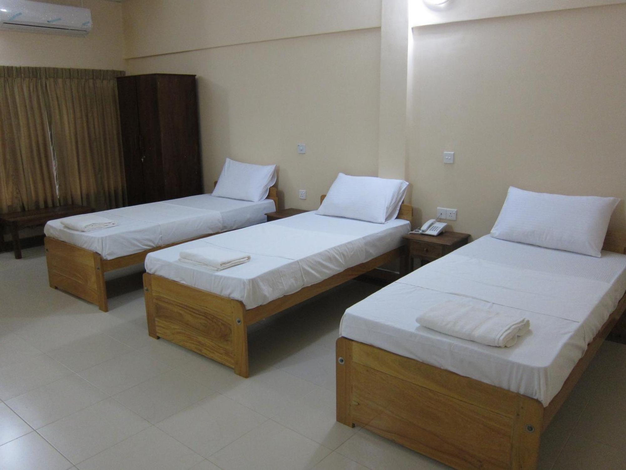 Hotel Oviya Vavuniya Esterno foto