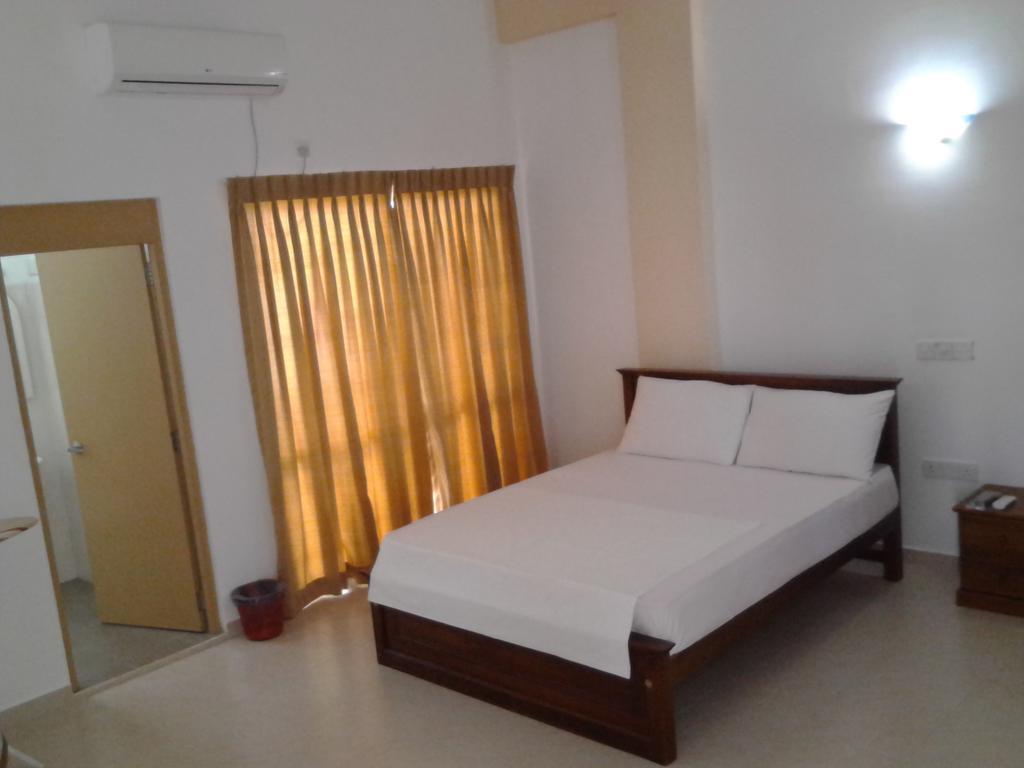 Hotel Oviya Vavuniya Esterno foto