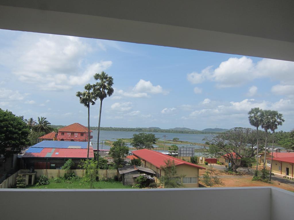 Hotel Oviya Vavuniya Esterno foto