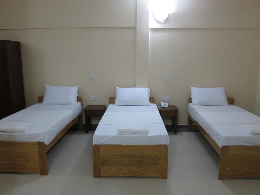 Hotel Oviya Vavuniya Esterno foto