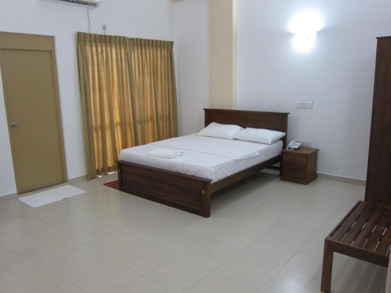 Hotel Oviya Vavuniya Esterno foto