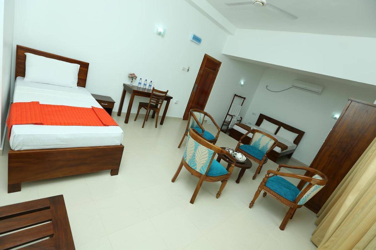 Hotel Oviya Vavuniya Esterno foto