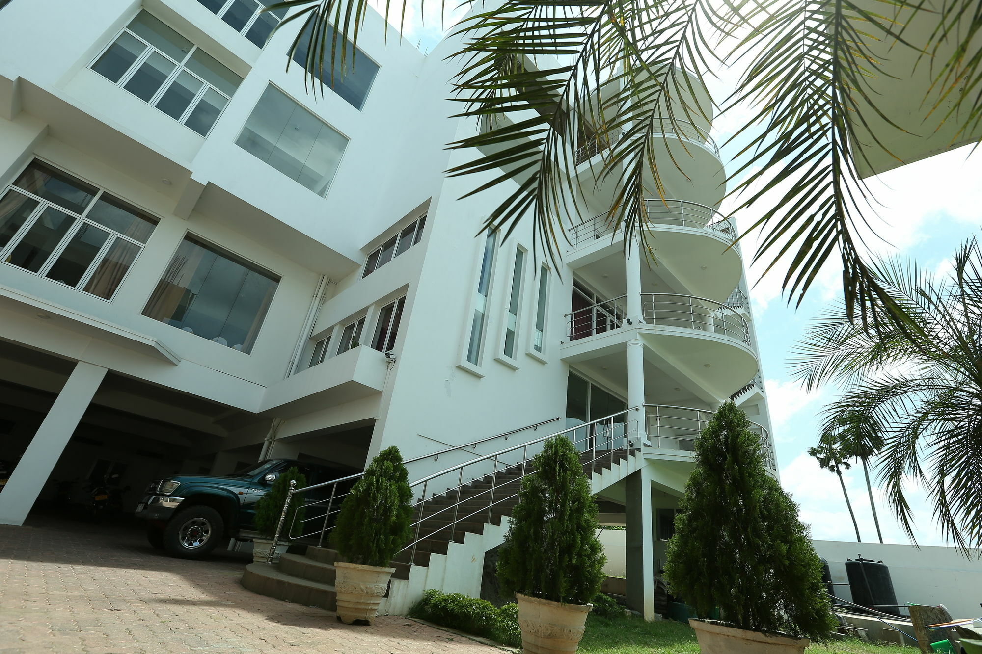 Hotel Oviya Vavuniya Esterno foto