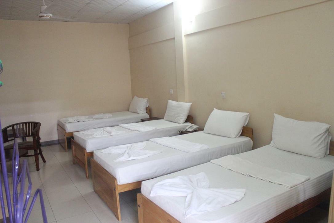 Hotel Oviya Vavuniya Esterno foto